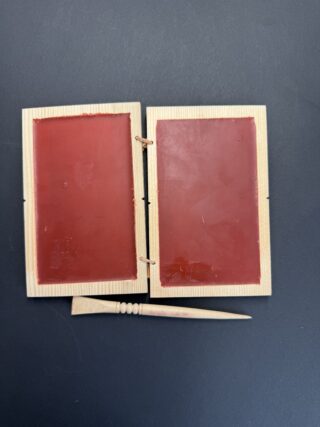 IMG 0369 Sommerferienprogramm im Rahmen der Ausstellung "Caesar & Kleopatra": Wachstafel und Griffel.
