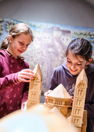 Header Schule Spielende Kinder in der Ausstellung