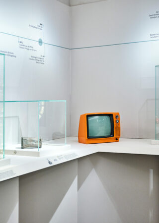 Presse Header NEU Fernseher in der Ausstellung "Kreuz und Krone".