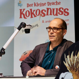 Eröffnung Kokosnuss by Thomas Brenner 60 Insta Lesung mit Ingo Siegner an der Ausstellungseröffnung von "Der kleine Drache Kokosnuss".