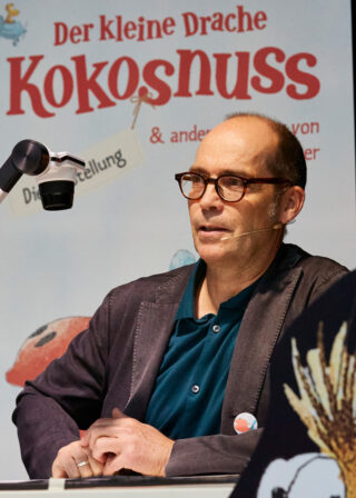 Eröffnung Kokosnuss by Thomas Brenner 60 Insta Lesung mit Ingo Siegner an der Ausstellungseröffnung von "Der kleine Drache Kokosnuss".
