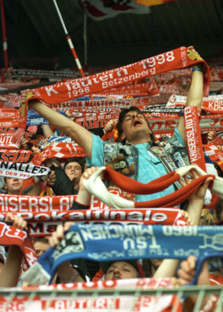 Fan FCK dpajpg A4 Fußballfan des T.S.V. 1860 München in der Westkurve des Fritz-Walter-Stadions in Kaiserslautern während der Meisterschaftsfeier 1998.