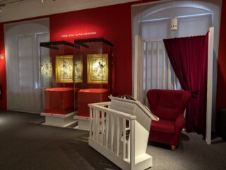 PXL 20240822 090659343 Blick in die Ausstellung: Hörstation mit Gedichten König Ludwigs I.